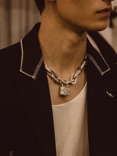 louis vuitton necklaces men.